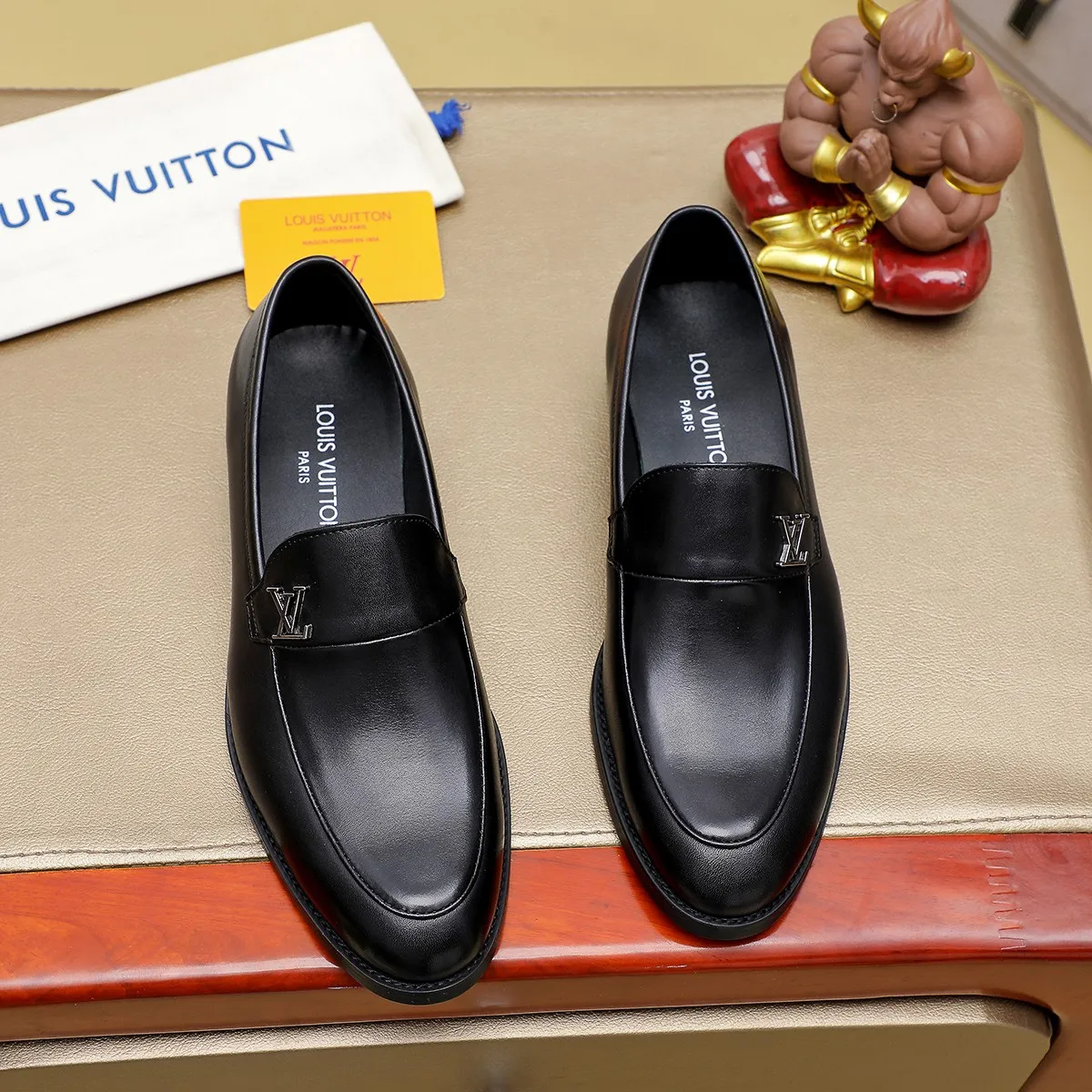 Men's Men's Shoes 💰420 💰[Louis Vuitton] LV high-end business formal leather shoes! ! Luxurious and elegant style, equal emphasis on practicality and style, professional focus on details and quality, counter original 1⃣️: 1⃣️ super accurate reproduction👍🏻! Material: The upper is made of imported original soft 🐂cowhide ➕imported first-layer sheepskin lining. Original anti-slip and wear-resistant outsole! Code number: 39--45, (38.46 custom-made) Large quantities in stock!